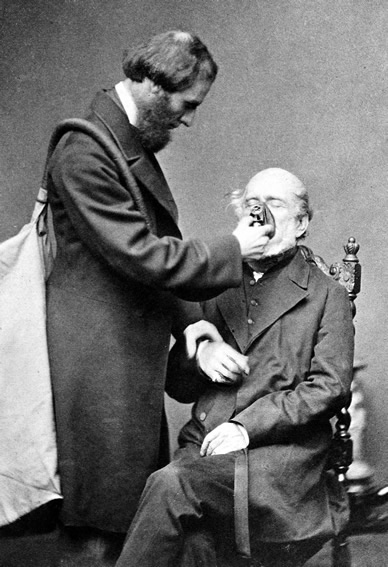 Rond het jaar 1900 wordt chloroform gebruikt als verdovingsmiddel bij operaties. Op deze foto uit 1862 demonstreert anesthesiepionier Joseph Thomas Clover het gebruik van chloroform-toedienings-apparatuur. Bron: Chiswick Chap. Licentie: Public Domain.